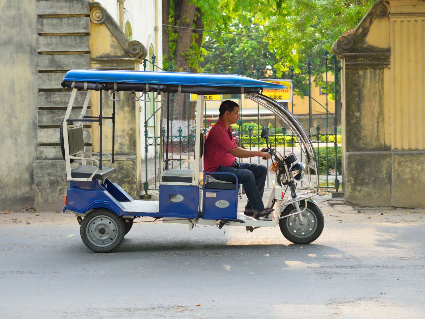 feature electric vehicle rickshaw